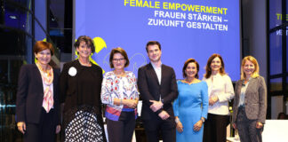 RLB OÖ-Generaldirektor-Stv. Michaela Keplinger-Mitterlehner, Psychotherapeutin Sylvia Dirnberger-Puchner, Unternehmerin Gertrude Schatzdorfer-Wölfel, Hanno Lorenz, stellvertretender Leiter Agenda Austria, RLB OÖ-Vorstandsdirektorin Sigrid Burkowski, Gudrun Hager, Regionalmanagerin Wirtschaftskammer Österreich, und Jutta Grabner-Tammegger, Finanzierungsmanagement RLB OÖ