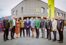 Hubert Heiss, Peter Weissl, Moderatorin Sandra Suppan, Helmuth Pölzl, Manuel Gössler, Geschäftsleiter Peter Hoch, Nationalratsabgeordneter Andreas Kühberger, Architekt Bernhard Viereck, Johann Schober, Martin Schaller und AR-Vorsitzender Christian Bendl