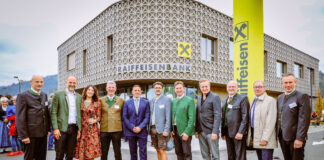 Hubert Heiss, Peter Weissl, Moderatorin Sandra Suppan, Helmuth Pölzl, Manuel Gössler, Geschäftsleiter Peter Hoch, Nationalratsabgeordneter Andreas Kühberger, Architekt Bernhard Viereck, Johann Schober, Martin Schaller und AR-Vorsitzender Christian Bendl
