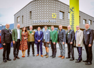 Hubert Heiss, Peter Weissl, Moderatorin Sandra Suppan, Helmuth Pölzl, Manuel Gössler, Geschäftsleiter Peter Hoch, Nationalratsabgeordneter Andreas Kühberger, Architekt Bernhard Viereck, Johann Schober, Martin Schaller und AR-Vorsitzender Christian Bendl