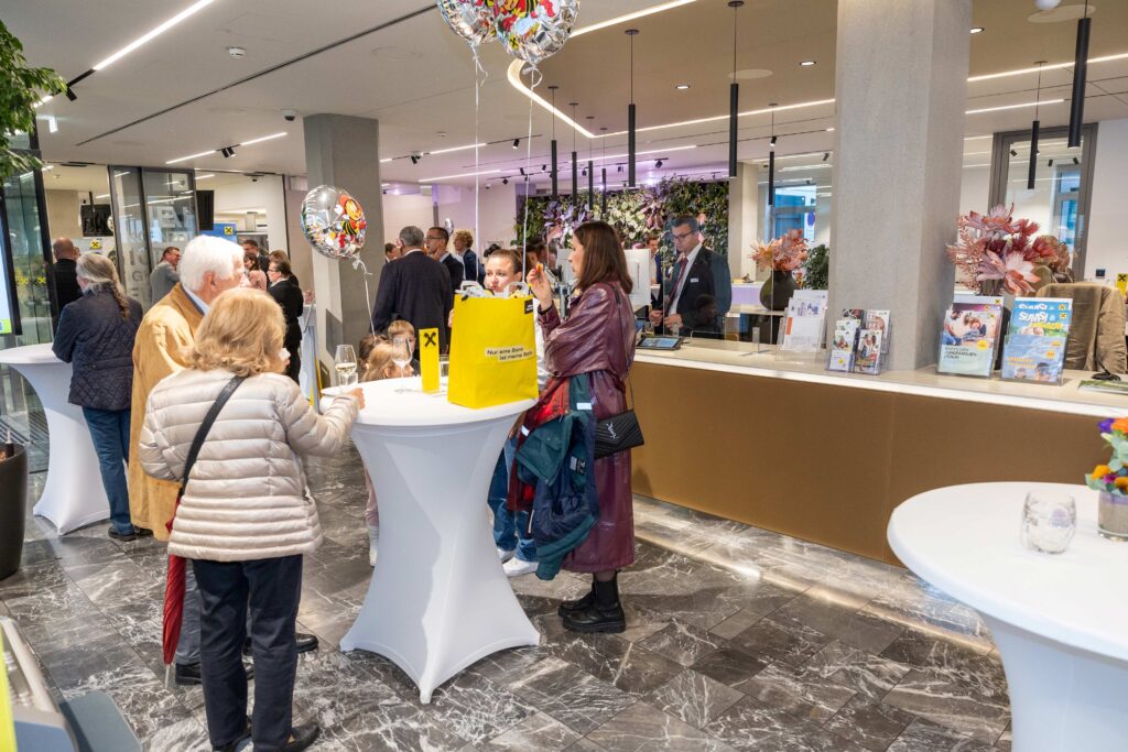 Kunden in der neuen Bankstelle im Raiffeisenhaus in Graz