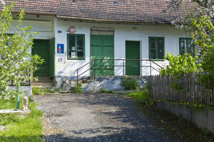 Geschlossener Greißler im Waldviertel als Symbolbild für den Rückgang der Nahversorgung im ländlichen Raum