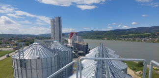 Blick auf die Silos des neuen RWA Agrar- und Energiezentrums in Pöchlarn
