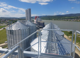 Blick auf die Silos des neuen RWA Agrar- und Energiezentrums in Pöchlarn