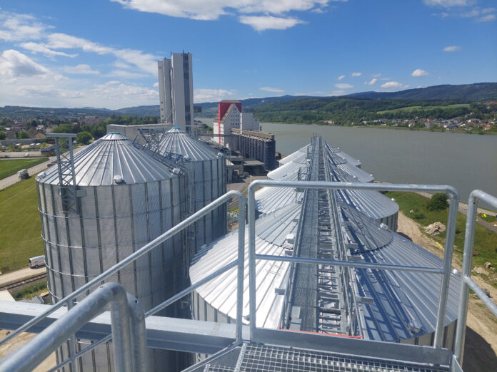 Blick auf die Silos des neuen RWA Agrar- und Energiezentrums in Pöchlarn