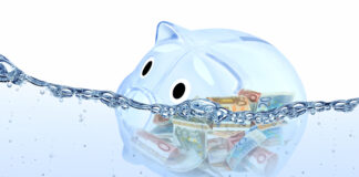 Sparschwein unter Wasser als Symbolbild für Sparen in schweirigen Zeiten