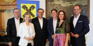 Vorstandsvorsitzender Bernhard Sommerauer, Ulrike Rabmer-Koller. Vorstandsmitglied Winfried Schönberger, Jörg Bayer, Michaela Anzinger und Erich Lehner