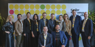 Der Vorstand der RLB Tirol (rechts), vertreten durch die designierte Vorständin Gabriele Kinast, Thomas Wass und Christof Splechtna, begrüßten Anitra Eggler, Felix Kozubek (Infotainment Tirol), Katharina Pirktl (Alpenresort Schwarz), Kathrin John, Stefan Brida (Kohl & Partner), Markus Schröcksnadel, Iris Eisenberger (links) sowie Thomas Jirku und Matthias Lechner (vorne) als Referenten im Congress Igls.
