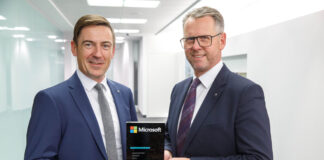 Manuel Schwarzinger (Leitung IT und Digitalisierung in der RLB OÖ) und RLB OÖ-Vorstand Stefan Sandberger zeigen stolz den Visionary-Award von Microsoft.