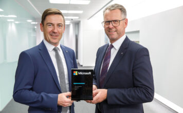 Manuel Schwarzinger (Leitung IT und Digitalisierung in der RLB OÖ) und RLB OÖ-Vorstand Stefan Sandberger zeigen stolz den Visionary-Award von Microsoft.