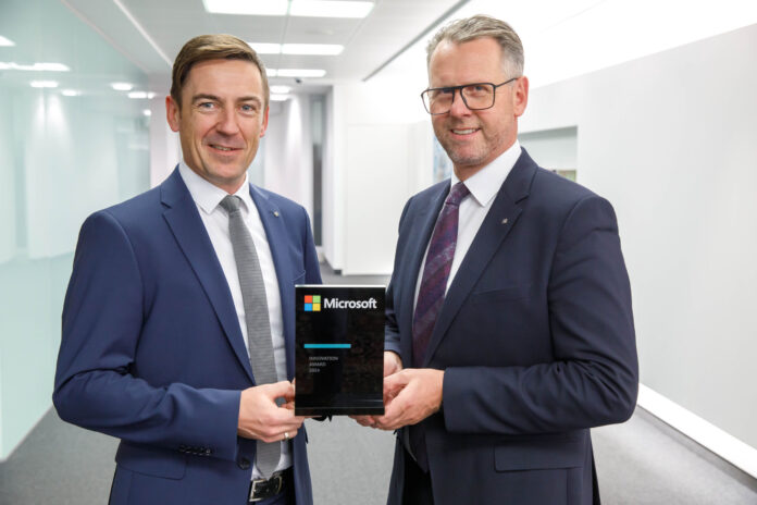 Manuel Schwarzinger (Leitung IT und Digitalisierung in der RLB OÖ) und RLB OÖ-Vorstand Stefan Sandberger zeigen stolz den Visionary-Award von Microsoft.