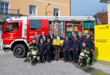 Die Vorstände Daniel Gradenegger, Franz Maier, Nikolaus Primessnig und Roland Krall (hinten von links) übergaben die Spende an die Bezirksfeuerwehr.