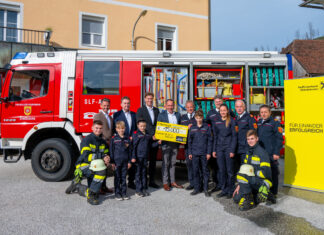 Die Vorstände Daniel Gradenegger, Franz Maier, Nikolaus Primessnig und Roland Krall (hinten von links) übergaben die Spende an die Bezirksfeuerwehr.