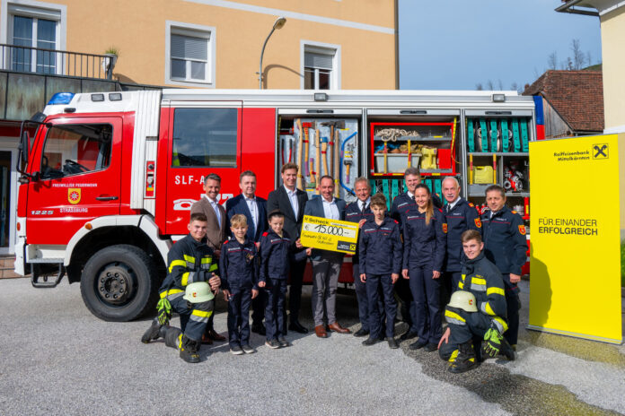 Die Vorstände Daniel Gradenegger, Franz Maier, Nikolaus Primessnig und Roland Krall (hinten von links) übergaben die Spende an die Bezirksfeuerwehr.