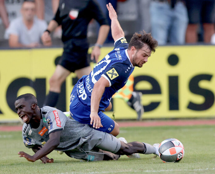 SV Gloggnitz im Spiel gegen SK Austria Klagenfurt. Im Bild Solomon Bonnah (Klagenfurt) und Daniel Rosenbichler (Gloggnitz)