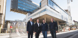 Reinhard Mayr und Christof Splechtna mit Martin Rauchenbacher und Ernst Scherer von der Zimmerei Scherer vor der Baustelle des Raiqa.