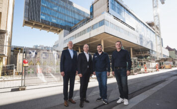 Reinhard Mayr und Christof Splechtna mit Martin Rauchenbacher und Ernst Scherer von der Zimmerei Scherer vor der Baustelle des Raiqa.