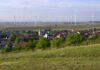 Burgenland bleibt Österreichs leistbarster Immobilienmarkt Burgenländische Gemeinde mit Windrädern am Horizont als Symbolbild für Burgenland
