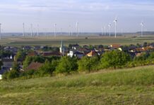 Burgenländische Gwmeinde mit Windrädern am Horizont als Symbolbild für Burgenland