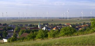 Burgenländische Gemeinde mit Windrädern am Horizont als Symbolbild für Burgenland