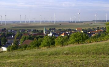 Burgenland bleibt Österreichs leistbarster Immobilienmarkt Burgenländische Gemeinde mit Windrädern am Horizont als Symbolbild für Burgenland