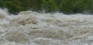 Hochwasserfluten als Symbolbild für Klimawandel