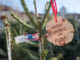 Christbaum mit rot-weiß-roter Schleife