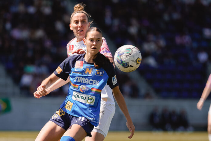 Valentina Maedl im Spiel gegen Katharina Schiechtl (Austria Wien)