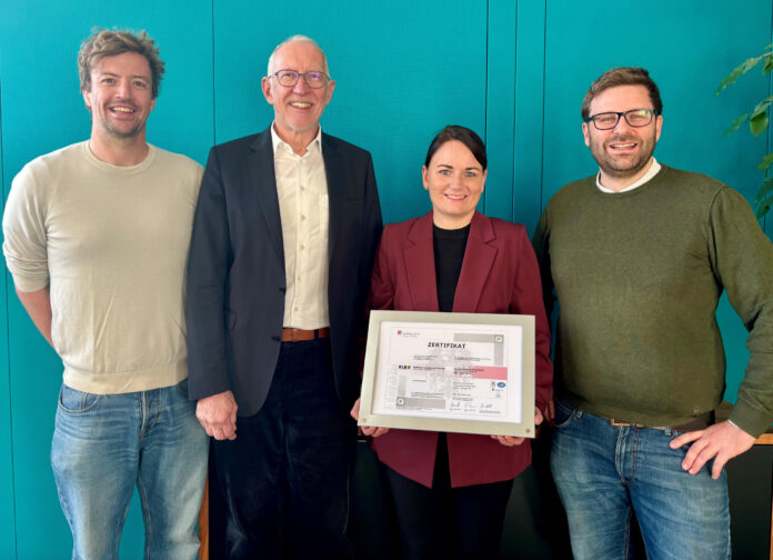 Nachhaltigkeitsmanager Martin Stolz, Reinhard Mayr, die stellvertretende UMS-Beauftragte Andrea Sturm und der UMS-Beauftragte Florian Flunger-Lang mit dem ISO 14001-Zertifikat der RLB Tirol