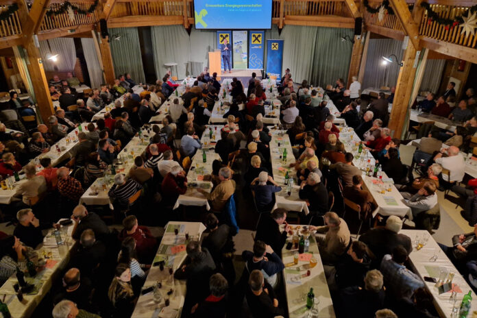 Blick in die gefüllte Bauernmarkthalle in Ried im Innkreis