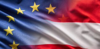 EU Flagge und Österreich Flagge im Wind