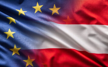 EU Flagge und Österreich Flagge im Wind