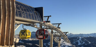 Gondeln der neuen Zwölferkogelbahn mit Raiffeisen-Branding