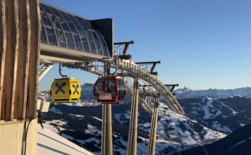 Gondeln der neuen Zwölferkogelbahn mit Raiffeisen-Branding