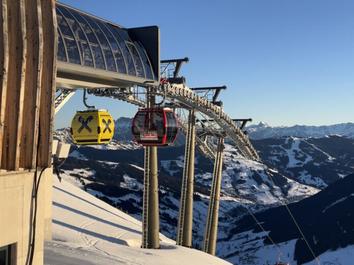 Gondeln der neuen Zwölferkogelbahn mit Raiffeisen-Branding