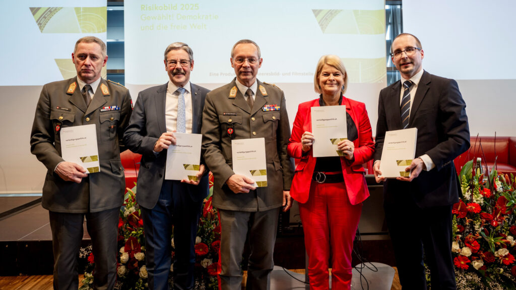 Ronald Vartok, Erwin Hameseder, Generalstabschef Rudolf Striedinger, Klaudia Tanner und Arnold Kammel, General­sekretär im Bundesministerium für Landes­verteidigung, bei der Präsentation des Risikobildes