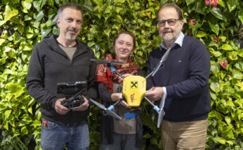 Drohnen-Pilot Peter Dohnal und Astrid Hopferwieser bei der Übergabe der „Sumsi“-Drohne durch Peter Krall von der RBR St. Pölten.