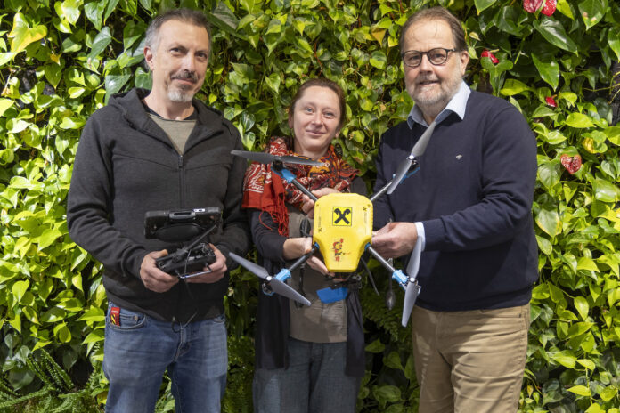 Drohnen-Pilot Peter Dohnal und Astrid Hopferwieser bei der Übergabe der „Sumsi“-Drohne durch Peter Krall von der RBR St. Pölten.