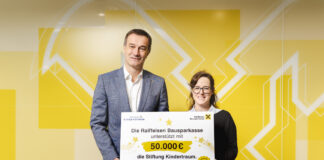 Christian Vallant, Geschäftsführer der Raiffeisen Bausparkasse, übergibt den Scheck an Diana Gregor-Patera, Geschäftsführerin von Stiftung Kindertraum.