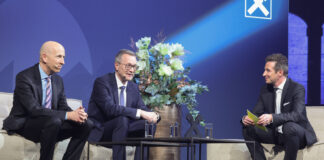 Der Gastgeber, RVS-Generaldirektor Heinz Konrad (Mitte), mit Arbeits- und Wirtschaftsminister Martin Kocher (links), der mit 1. September 2025 seine neue Funktion als Gouverneur der Oesterreichischen Nationalbank (OeNB) antreten wird, und Moderator Lukas Schweighofer.
