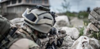 Soldat von hinten mit Helm und Gewehr als Symbolbild für Krieg