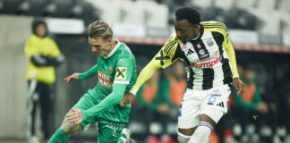 Ein Rapid-Spieler und ein LASK-Spieler am Fußballfeld. Beide mit Raiffeisen-Logo am Dress.