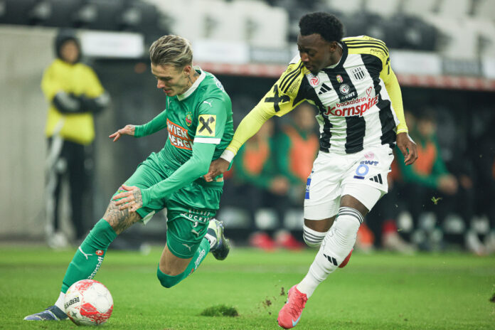 Ein Rapid-Spieler und ein LASK-Spieler am Fußballfeld. Beide mit Raiffeisen-Logo am Dress.