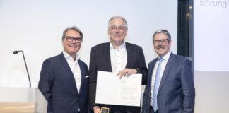 Helmut Tacho, AR-Vorsitzender der Raiffeisen-Holding NÖ-Wien (l.) und Erwin Hameseder (r.) mit Hannes Bernsteiner