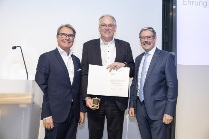 Helmut Tacho, AR-Vorsitzender der Raiffeisen-Holding NÖ-Wien (l.) und Erwin Hameseder (r.) mit Hannes Bernsteiner