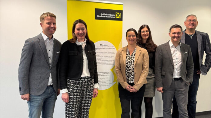 Gernot Matschnig, Elisabeth Strassmair, Sonja Tammegger-Felsbach (Projektmanagerin RLB Kärnten), Bianca Zudrell, Alois Tschanun und Hansjürgen Kodal (Abteilungsleiter Kundenservice RLB Kärnten)