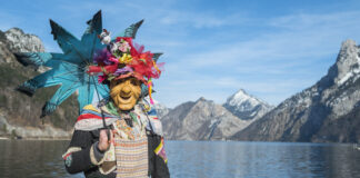 Verkleidet für den Ebenseer Fetzenfasching vor dem Traunsee im Salzkammergut.
