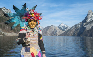 Verkleidet für den Ebenseer Fetzenfasching vor dem Traunsee im Salzkammergut.