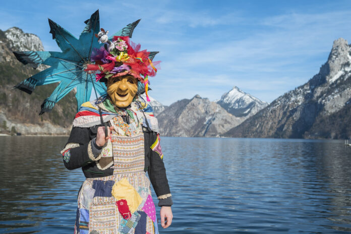 Verkleidet für den Ebenseer Fetzenfasching vor dem Traunsee im Salzkammergut.