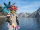 Verkleidet für den Ebenseer Fetzenfasching vor dem Traunsee im Salzkammergut.